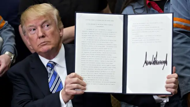 Trump firmando una orden ejecutiva sobre las importaciones de acero en 2018.